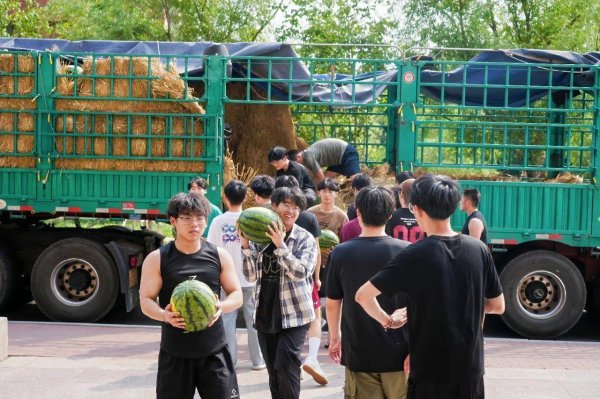 巨富配资 黑龙江一高校给师生发2000个西瓜10000根冰棍降暑，送到期末结束