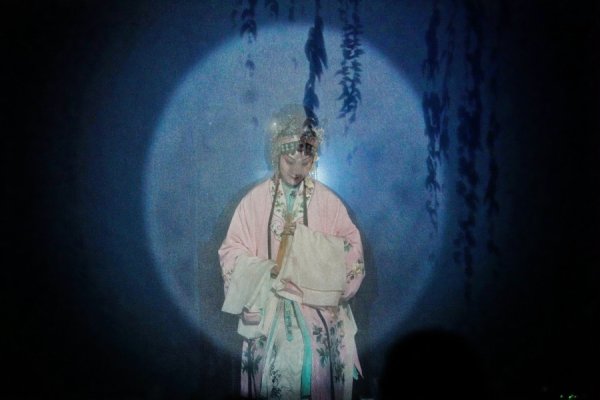 美林配资 上海女演员在伦敦演杜丽娘……